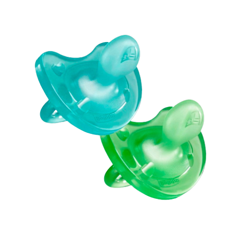 El chupete Chicco Physio Soft está fabricado en silicona suave y aterciopelada. El envase contiene 2 chupetes (1 azul y 1 verde). Está recomendado para bebés de más de 12 meses