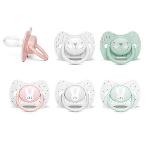 Chupetes con tetina anatómica de silicona que imita la forma del pezón materno durante la succión, adaptándose perfectamente al paladar.